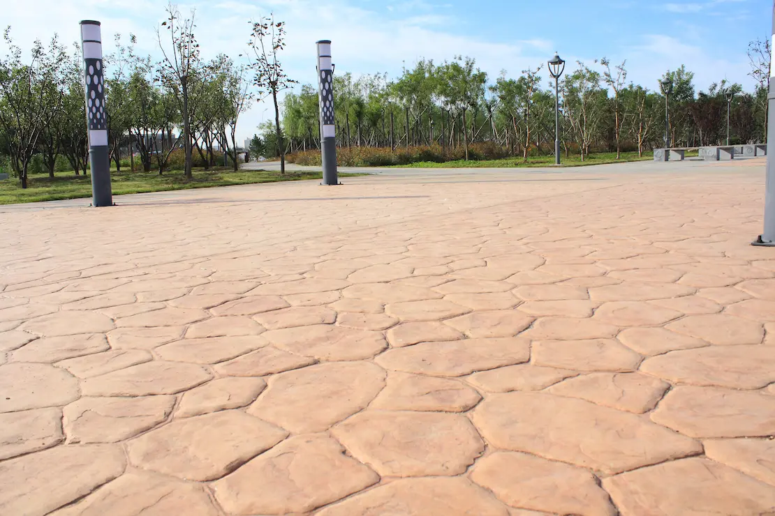 Zone de détente d'une université avec sol en béton imprimé à Aix-en-Provence