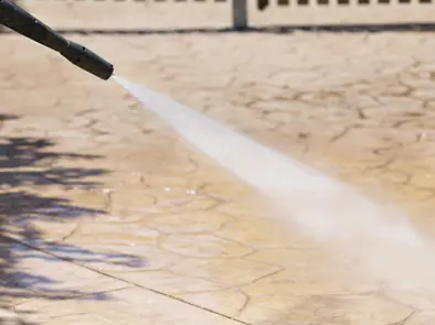 En nettoyant le béton imprimé à l'eau sous pression à Aix-en-Provence